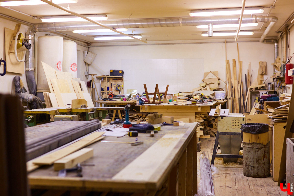 Пока Борис Гунин мечтает о параллельном ремонте, открытых дверях и создании вокруг театра нового городского арт-пространства, мы прогуливаемся с ним по зданию ОТД до окончания его реконструкции.