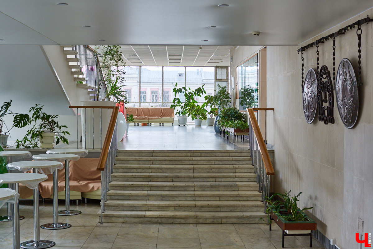 Пока Борис Гунин мечтает о параллельном ремонте, открытых дверях и создании вокруг театра нового городского арт-пространства, мы прогуливаемся с ним по зданию ОТД до окончания его реконструкции.