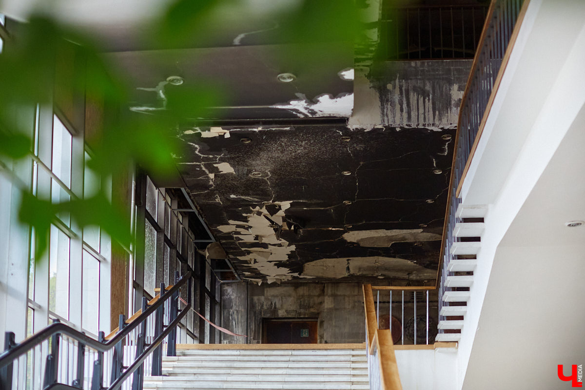 Пока Борис Гунин мечтает о параллельном ремонте, открытых дверях и создании вокруг театра нового городского арт-пространства, мы прогуливаемся с ним по зданию ОТД до окончания его реконструкции.