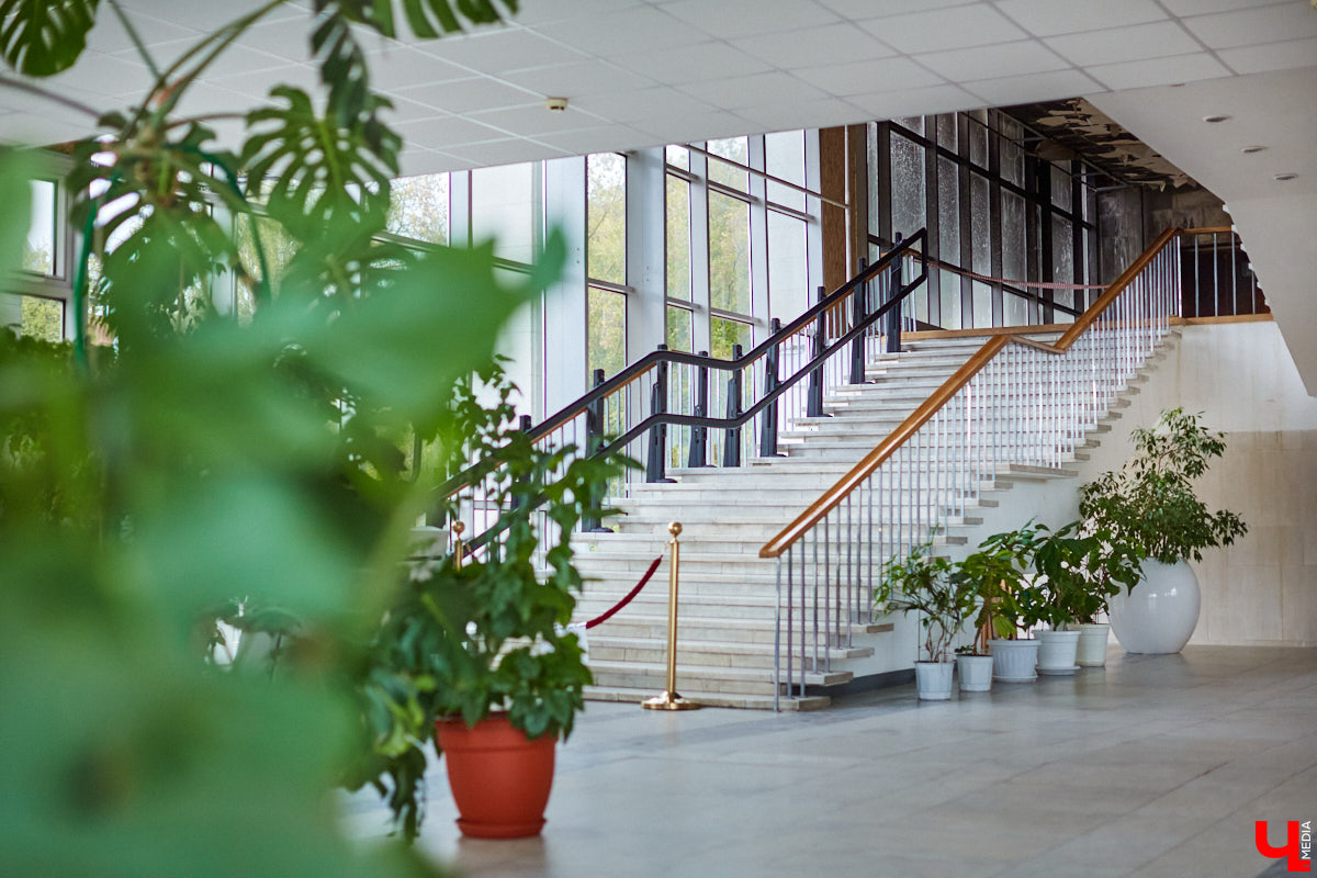 Пока Борис Гунин мечтает о параллельном ремонте, открытых дверях и создании вокруг театра нового городского арт-пространства, мы прогуливаемся с ним по зданию ОТД до окончания его реконструкции.