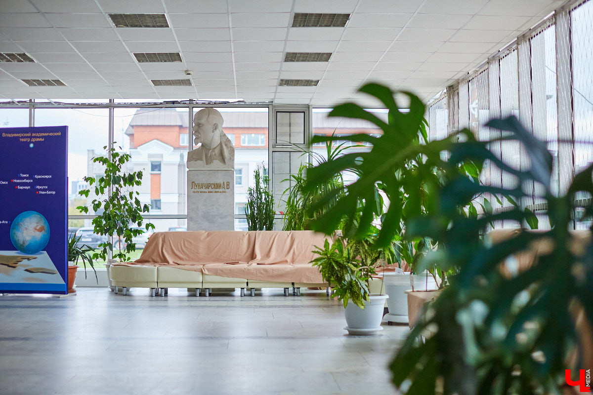 Пока Борис Гунин мечтает о параллельном ремонте, открытых дверях и создании вокруг театра нового городского арт-пространства, мы прогуливаемся с ним по зданию ОТД до окончания его реконструкции.