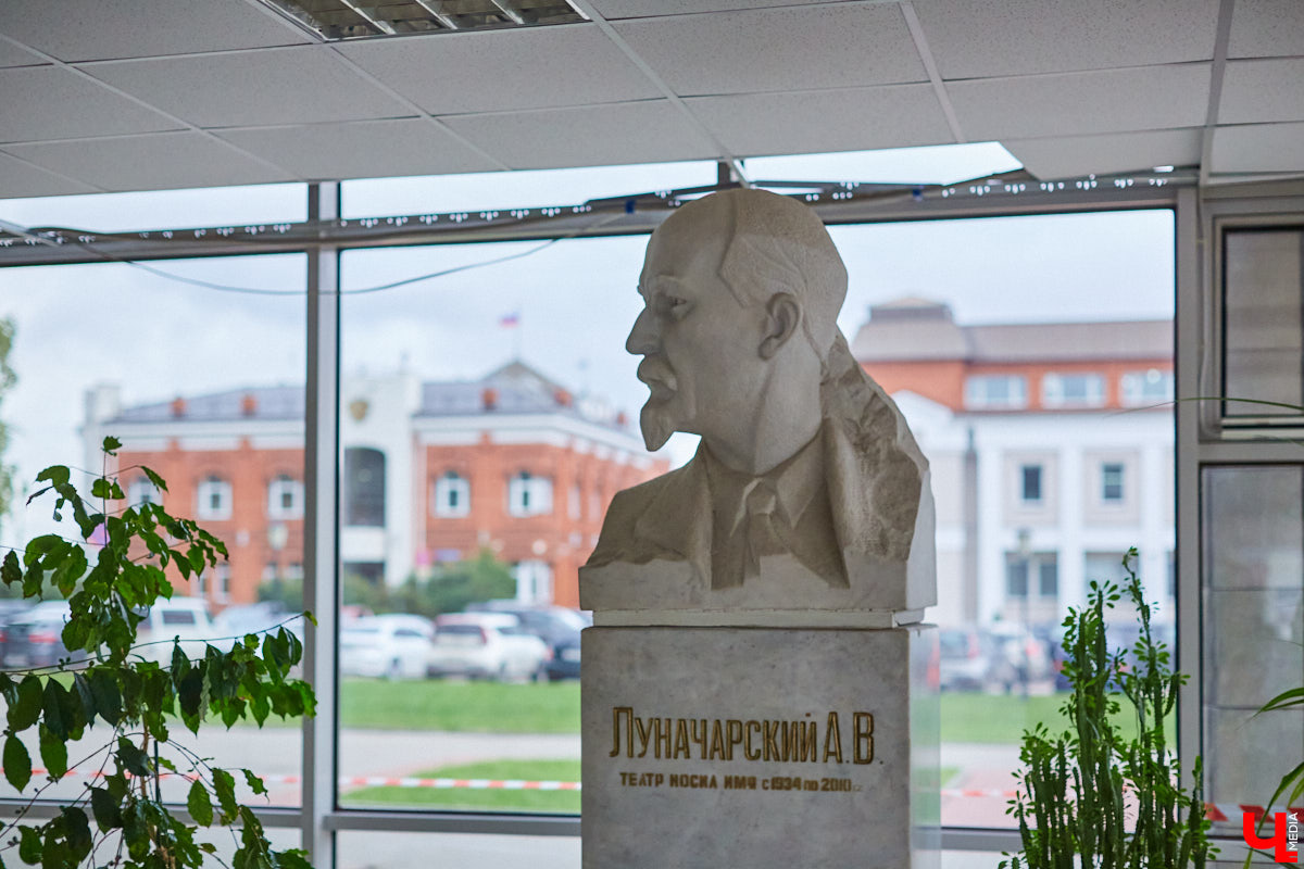 Пока Борис Гунин мечтает о параллельном ремонте, открытых дверях и создании вокруг театра нового городского арт-пространства, мы прогуливаемся с ним по зданию ОТД до окончания его реконструкции.