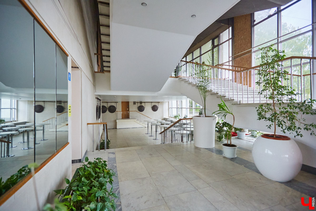 Пока Борис Гунин мечтает о параллельном ремонте, открытых дверях и создании вокруг театра нового городского арт-пространства, мы прогуливаемся с ним по зданию ОТД до окончания его реконструкции.