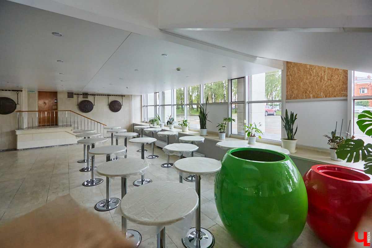 Пока Борис Гунин мечтает о параллельном ремонте, открытых дверях и создании вокруг театра нового городского арт-пространства, мы прогуливаемся с ним по зданию ОТД до окончания его реконструкции.