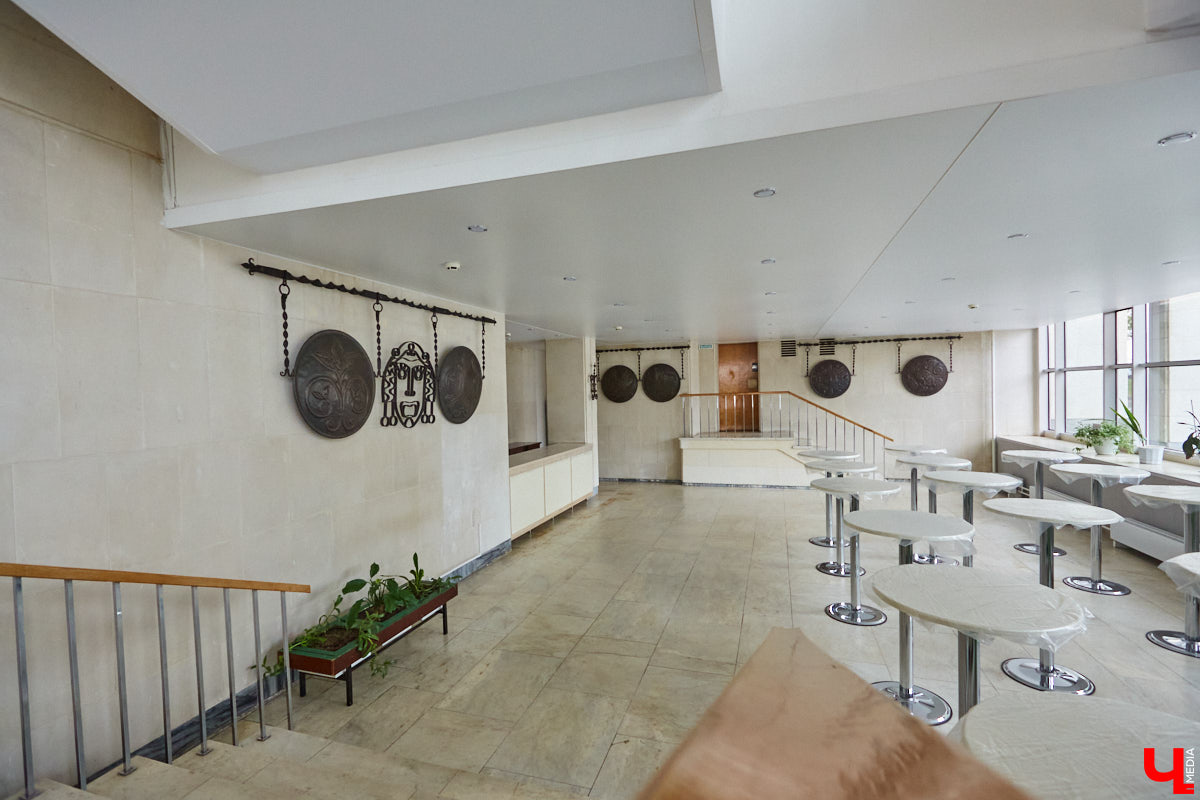 Пока Борис Гунин мечтает о параллельном ремонте, открытых дверях и создании вокруг театра нового городского арт-пространства, мы прогуливаемся с ним по зданию ОТД до окончания его реконструкции.