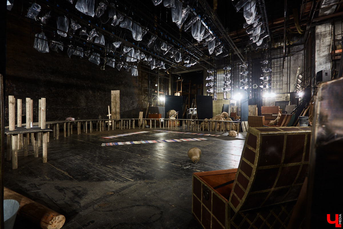 Пока Борис Гунин мечтает о параллельном ремонте, открытых дверях и создании вокруг театра нового городского арт-пространства, мы прогуливаемся с ним по зданию ОТД до окончания его реконструкции.