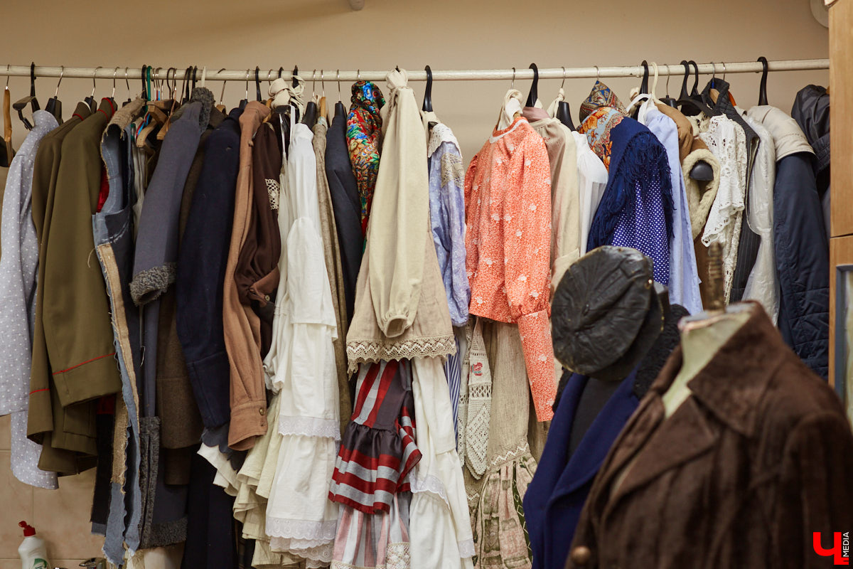 Пока Борис Гунин мечтает о параллельном ремонте, открытых дверях и создании вокруг театра нового городского арт-пространства, мы прогуливаемся с ним по зданию ОТД до окончания его реконструкции.