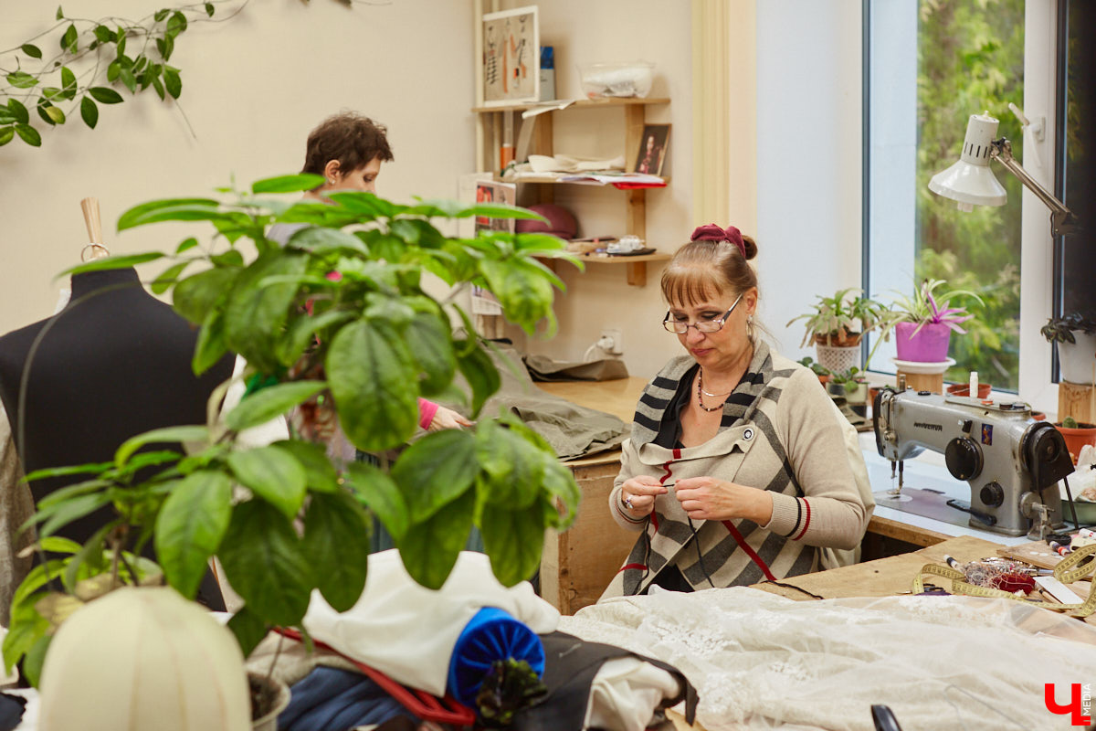 Пока Борис Гунин мечтает о параллельном ремонте, открытых дверях и создании вокруг театра нового городского арт-пространства, мы прогуливаемся с ним по зданию ОТД до окончания его реконструкции.