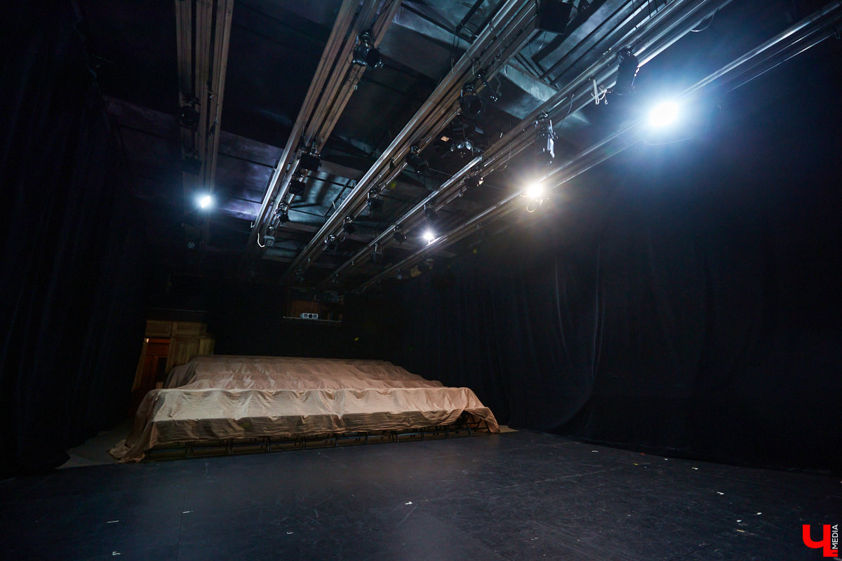 Пока Борис Гунин мечтает о параллельном ремонте, открытых дверях и создании вокруг театра нового городского арт-пространства, мы прогуливаемся с ним по зданию ОТД до окончания его реконструкции.