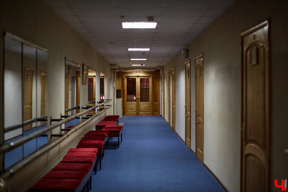 Пока Борис Гунин мечтает о параллельном ремонте, открытых дверях и создании вокруг театра нового городского арт-пространства, мы прогуливаемся с ним по зданию ОТД до окончания его реконструкции.