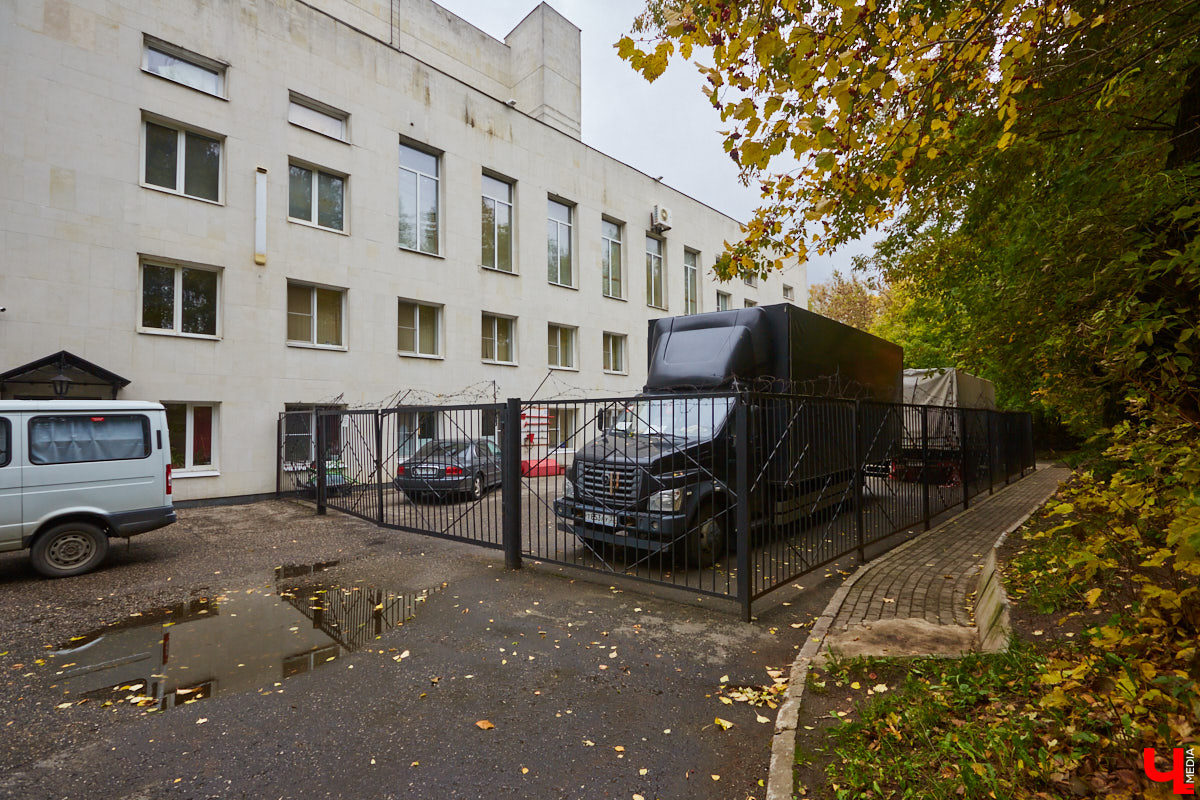 Пока Борис Гунин мечтает о параллельном ремонте, открытых дверях и создании вокруг театра нового городского арт-пространства, мы прогуливаемся с ним по зданию ОТД до окончания его реконструкции.