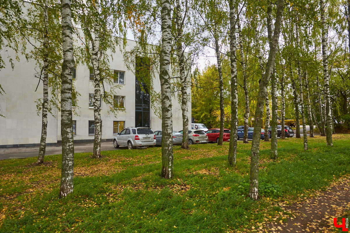 Пока Борис Гунин мечтает о параллельном ремонте, открытых дверях и создании вокруг театра нового городского арт-пространства, мы прогуливаемся с ним по зданию ОТД до окончания его реконструкции.