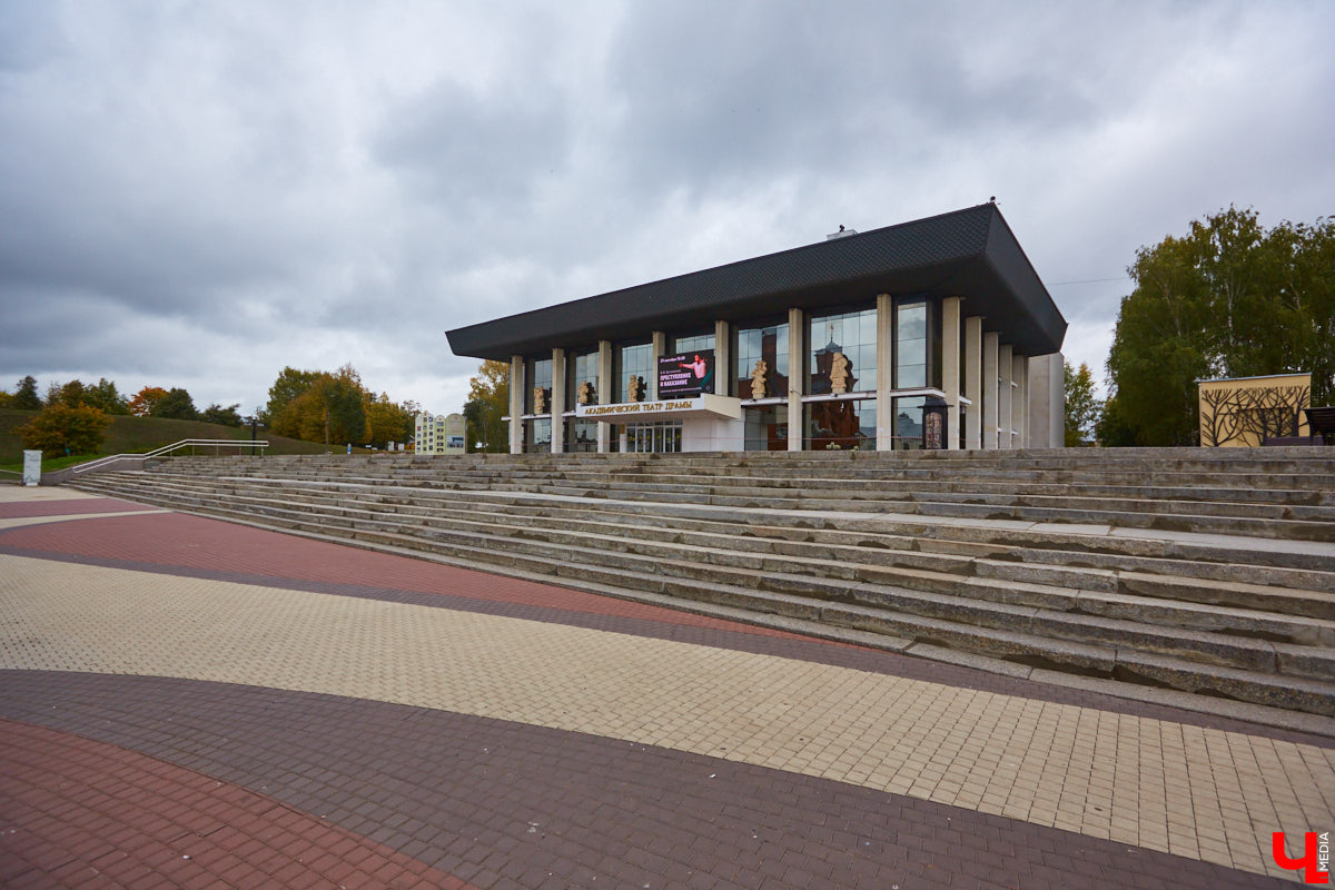 Пока Борис Гунин мечтает о параллельном ремонте, открытых дверях и создании вокруг театра нового городского арт-пространства, мы прогуливаемся с ним по зданию ОТД до окончания его реконструкции.