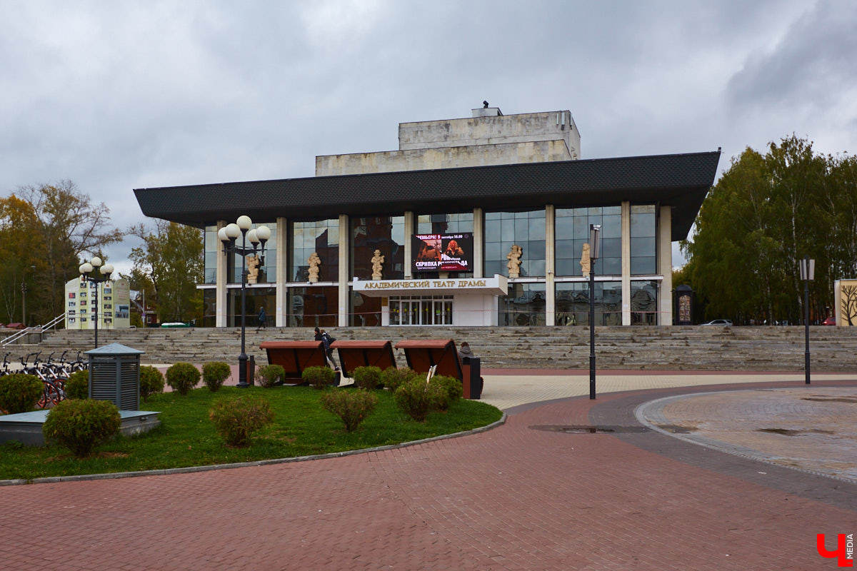 Пока Борис Гунин мечтает о параллельном ремонте, открытых дверях и создании вокруг театра нового городского арт-пространства, мы прогуливаемся с ним по зданию ОТД до окончания его реконструкции.