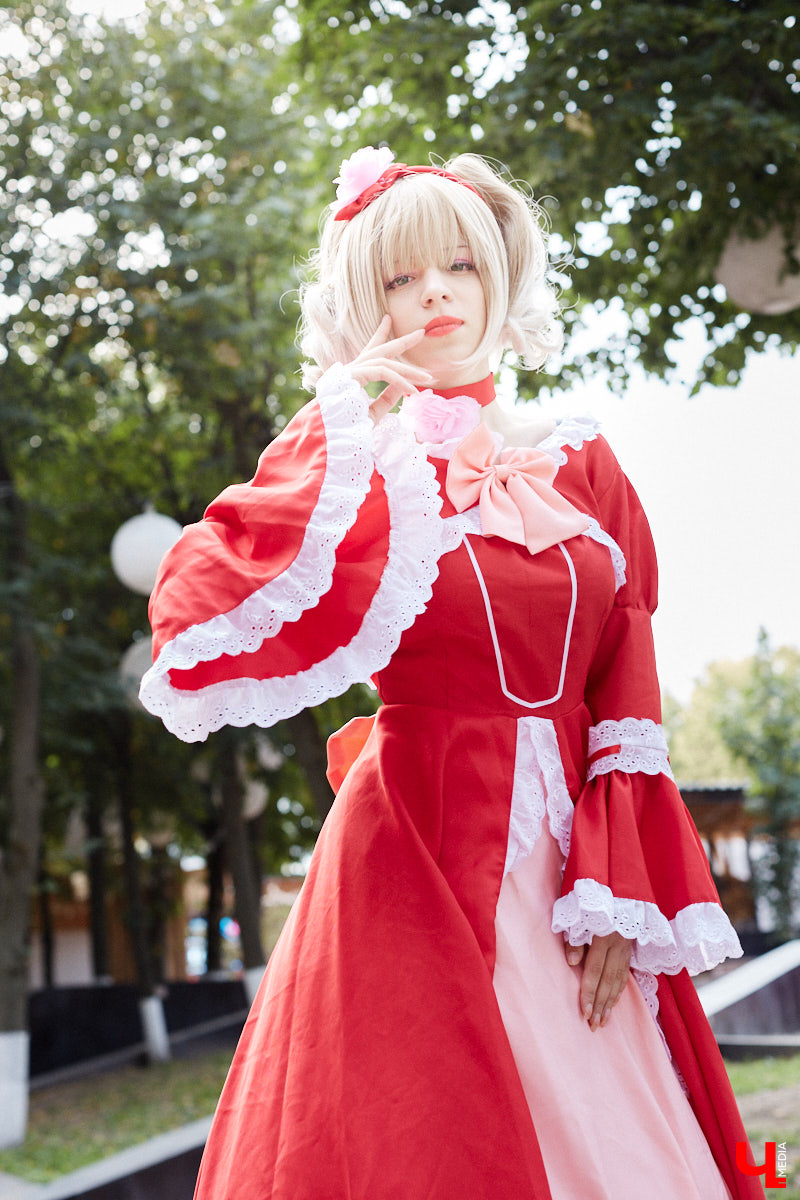 Эма Эл - одна из немногих во Владимире профессиональных косплееров. На костюмы тратит десятки тысяч рублей. Поговорили о прелестях такой работы и понаблюдали за четырьмя перевоплощениями.