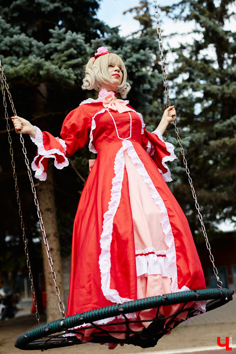 Эма Эл - одна из немногих во Владимире профессиональных косплееров. На костюмы тратит десятки тысяч рублей. Поговорили о прелестях такой работы и понаблюдали за четырьмя перевоплощениями.