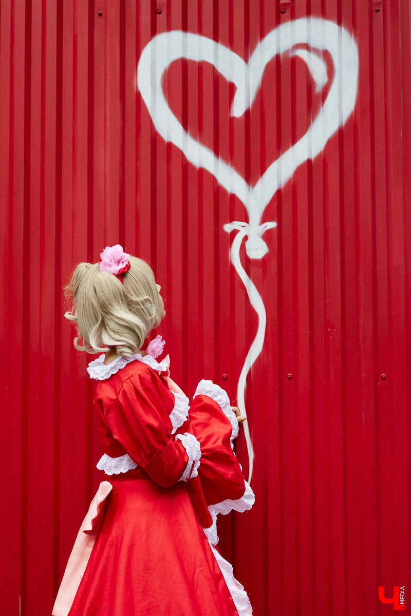 Эма Эл - одна из немногих во Владимире профессиональных косплееров. На костюмы тратит десятки тысяч рублей. Поговорили о прелестях такой работы и понаблюдали за четырьмя перевоплощениями.