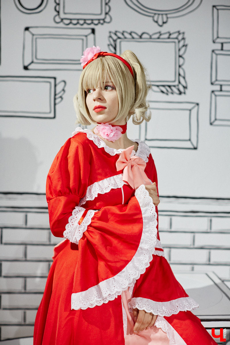 Эма Эл - одна из немногих во Владимире профессиональных косплееров. На костюмы тратит десятки тысяч рублей. Поговорили о прелестях такой работы и понаблюдали за четырьмя перевоплощениями.