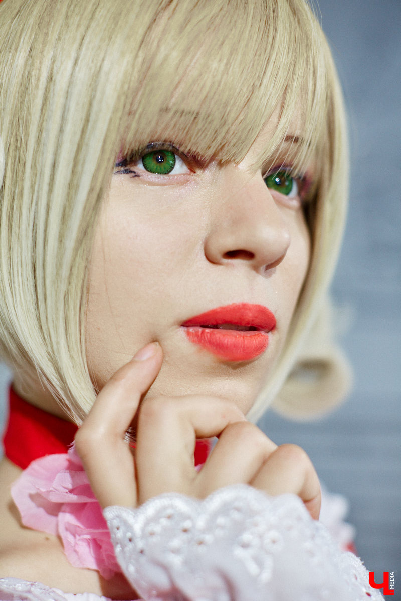 Эма Эл - одна из немногих во Владимире профессиональных косплееров. На костюмы тратит десятки тысяч рублей. Поговорили о прелестях такой работы и понаблюдали за четырьмя перевоплощениями.