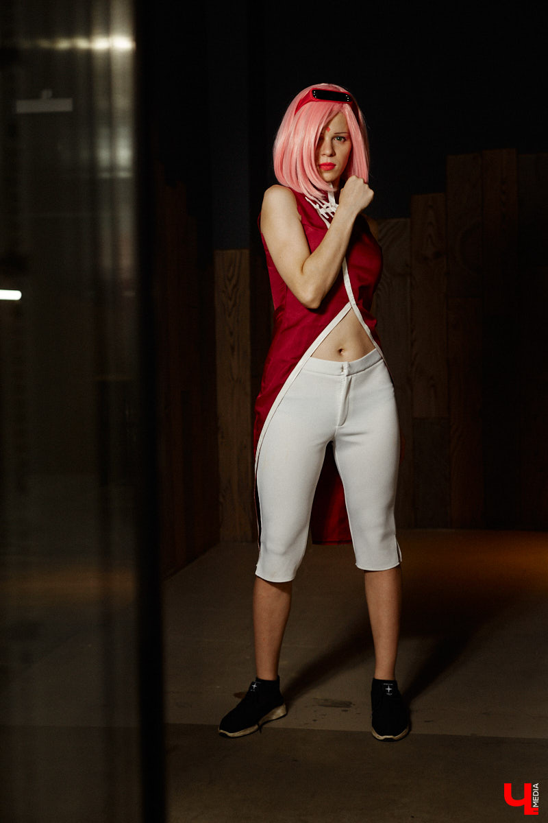 Эма Эл - одна из немногих во Владимире профессиональных косплееров. На костюмы тратит десятки тысяч рублей. Поговорили о прелестях такой работы и понаблюдали за четырьмя перевоплощениями.