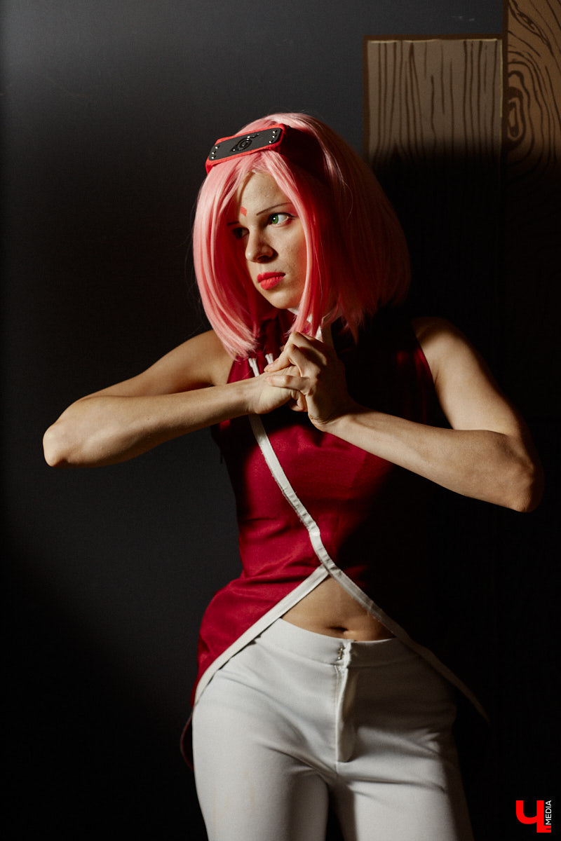 Эма Эл - одна из немногих во Владимире профессиональных косплееров. На костюмы тратит десятки тысяч рублей. Поговорили о прелестях такой работы и понаблюдали за четырьмя перевоплощениями.