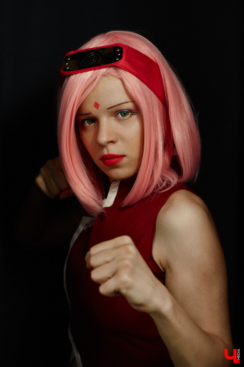 Эма Эл - одна из немногих во Владимире профессиональных косплееров. На костюмы тратит десятки тысяч рублей. Поговорили о прелестях такой работы и понаблюдали за четырьмя перевоплощениями.