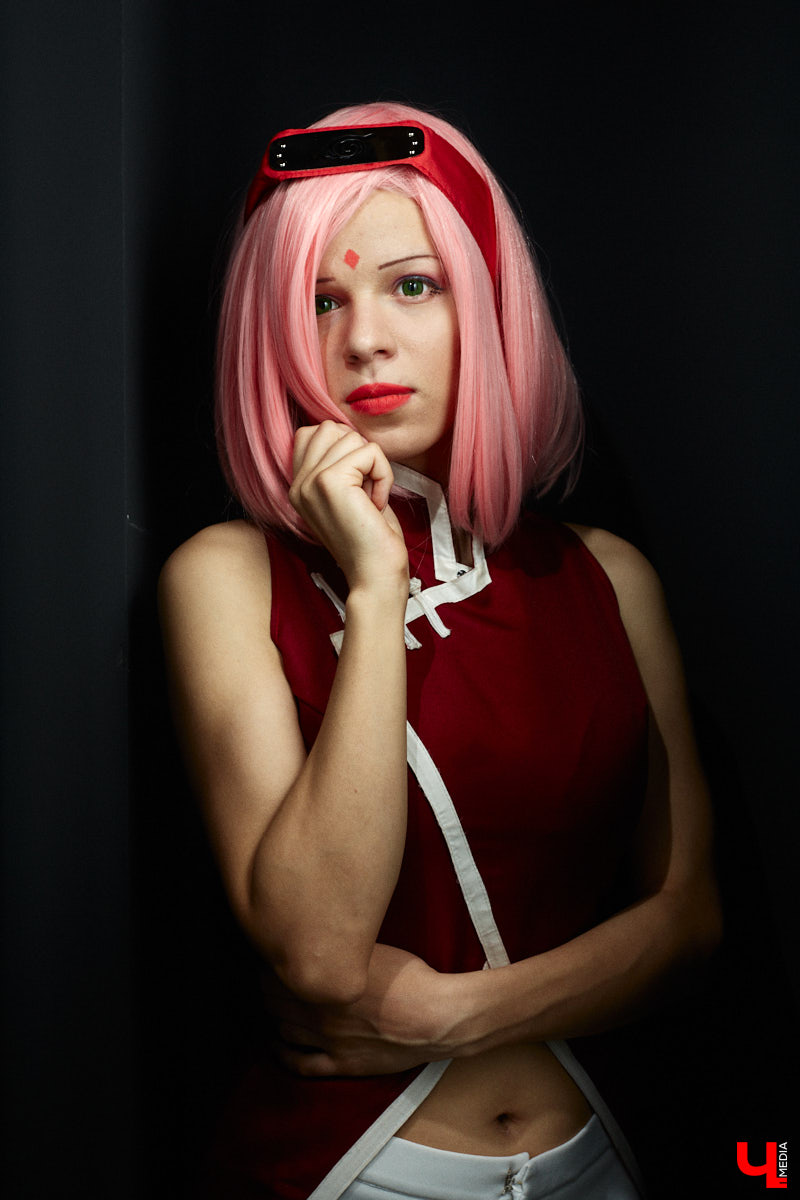 Эма Эл - одна из немногих во Владимире профессиональных косплееров. На костюмы тратит десятки тысяч рублей. Поговорили о прелестях такой работы и понаблюдали за четырьмя перевоплощениями.