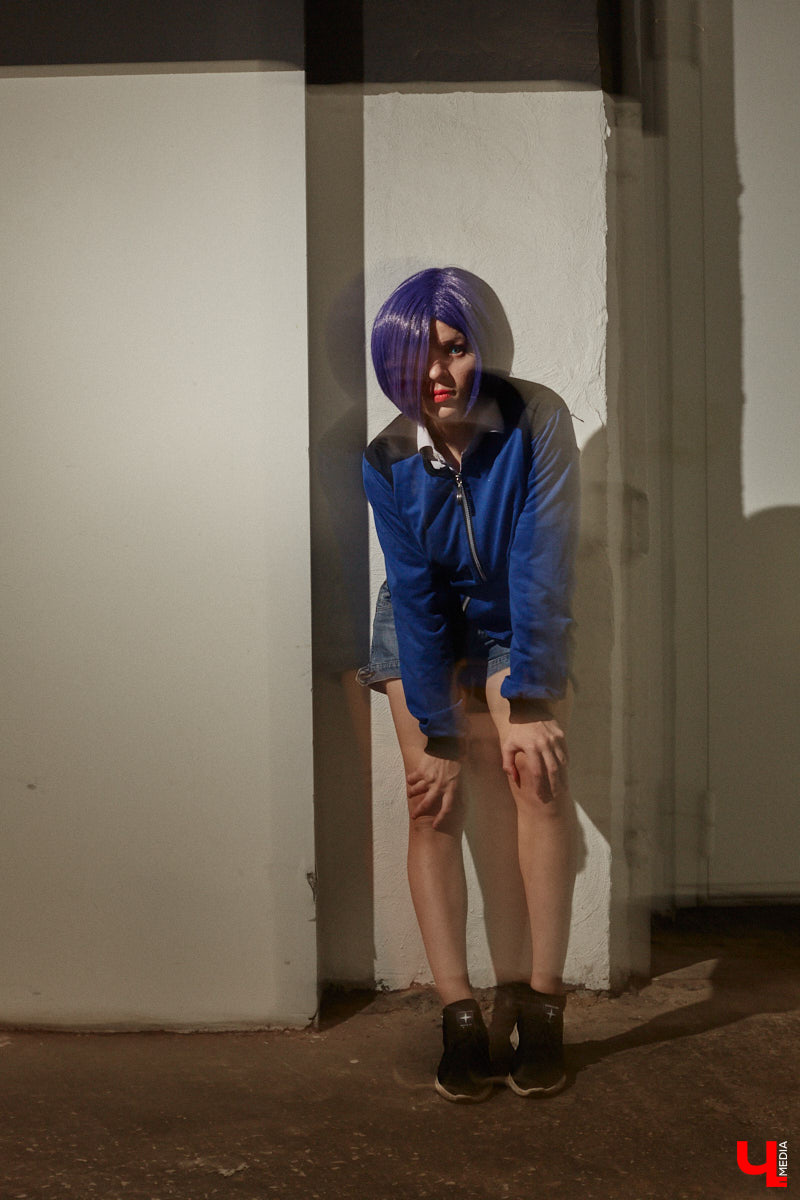 Эма Эл - одна из немногих во Владимире профессиональных косплееров. На костюмы тратит десятки тысяч рублей. Поговорили о прелестях такой работы и понаблюдали за четырьмя перевоплощениями.