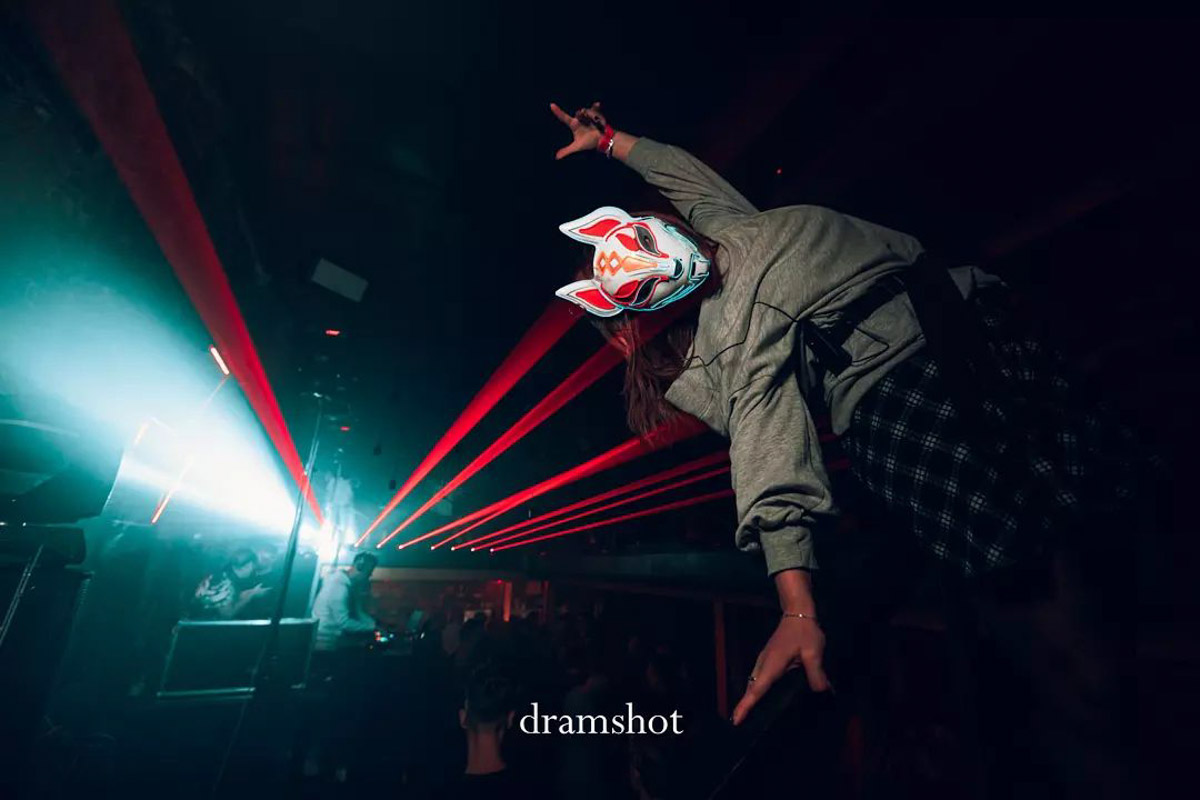 Три сотни слушателей «скинули с себя оковы будних дней и растворились в ритме техно-музыки». О том, как прошел очередной рейв-движ от команды Hexagon, — в фоторепортаже «Ключ-Медиа».