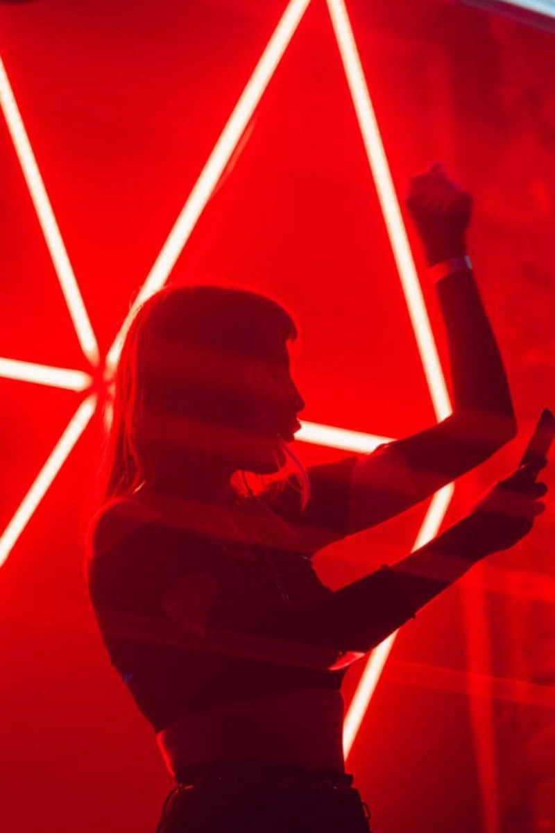 Три сотни слушателей «скинули с себя оковы будних дней и растворились в ритме техно-музыки». О том, как прошел очередной рейв-движ от команды Hexagon, — в фоторепортаже «Ключ-Медиа»