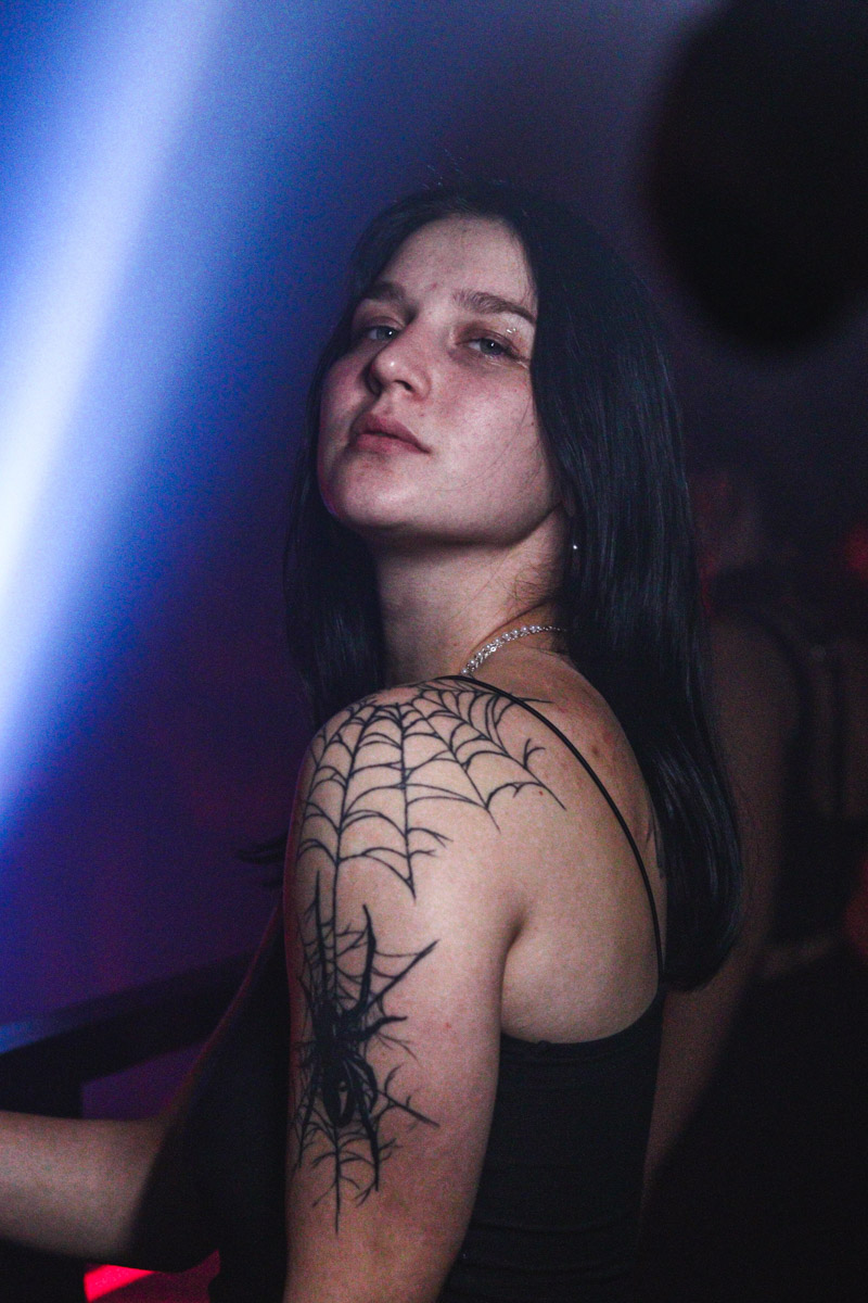 Три сотни слушателей «скинули с себя оковы будних дней и растворились в ритме техно-музыки». О том, как прошел очередной рейв-движ от команды Hexagon, — в фоторепортаже «Ключ-Медиа».