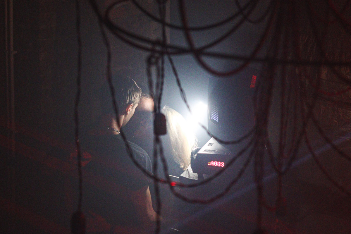 Три сотни слушателей «скинули с себя оковы будних дней и растворились в ритме техно-музыки». О том, как прошел очередной рейв-движ от команды Hexagon, — в фоторепортаже «Ключ-Медиа».