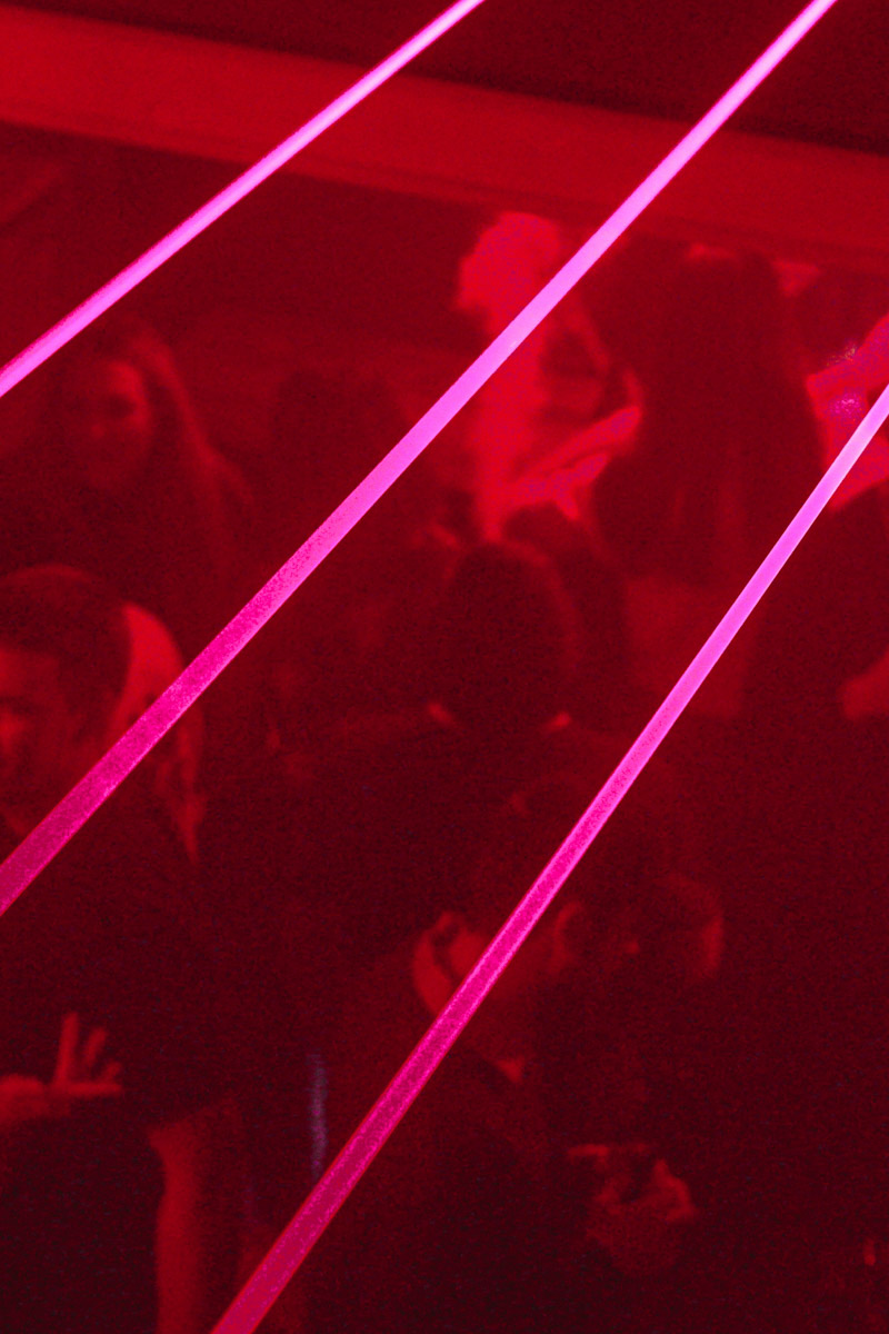 Три сотни слушателей «скинули с себя оковы будних дней и растворились в ритме техно-музыки». О том, как прошел очередной рейв-движ от команды Hexagon, — в фоторепортаже «Ключ-Медиа».