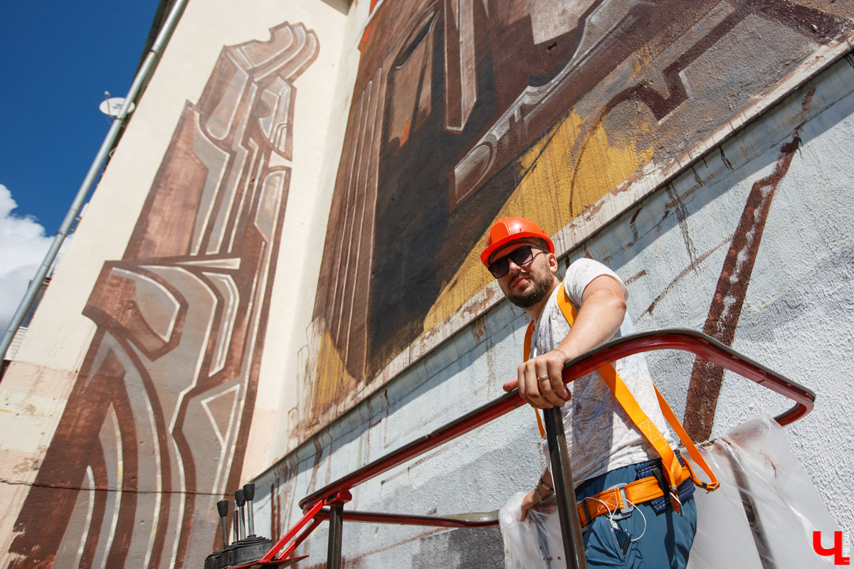 Владимирский художник-монументалист Кирилл Ведерников принял участие в фестивале настенной живописи в Италии. Теперь две работы талантливого земляка украшают фасады города Стильяно