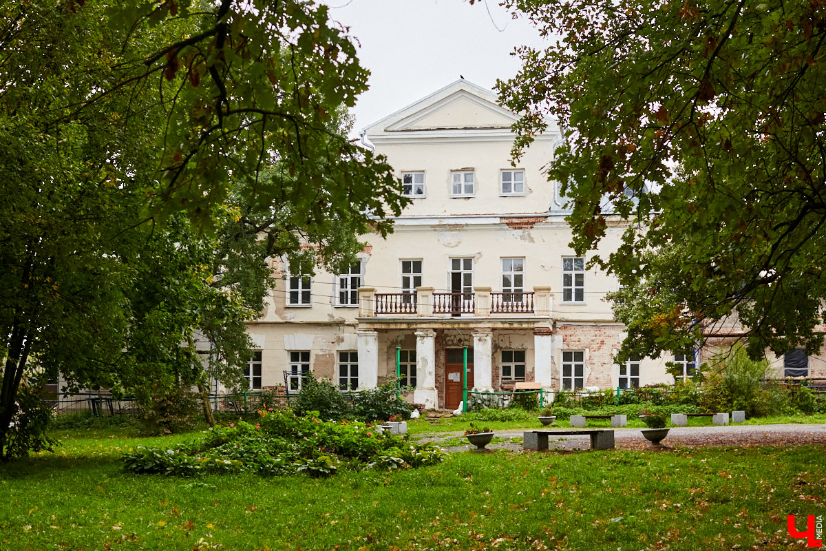 Будучи когда-то богатым, «дворцовым» пунктом, село Сима Юрьев-Польского района было пожаловано Петром I князю Михаилу Голицыну за победу над шведским генералом Левенгауптом. Сегодня симское имение князя находится в печальном состоянии, но его призван спасти тотальный ремонт. Как и почему — «Ключ-Медиа» разбирался вместе с экскурсоводом Татьяной Быковой