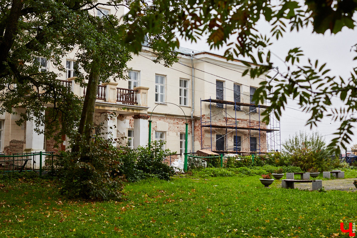 Будучи когда-то богатым, «дворцовым» пунктом, село Сима Юрьев-Польского района было пожаловано Петром I князю Михаилу Голицыну за победу над шведским генералом Левенгауптом. Сегодня симское имение князя находится в печальном состоянии, но его призван спасти тотальный ремонт. Как и почему — «Ключ-Медиа» разбирался вместе с экскурсоводом Татьяной Быковой