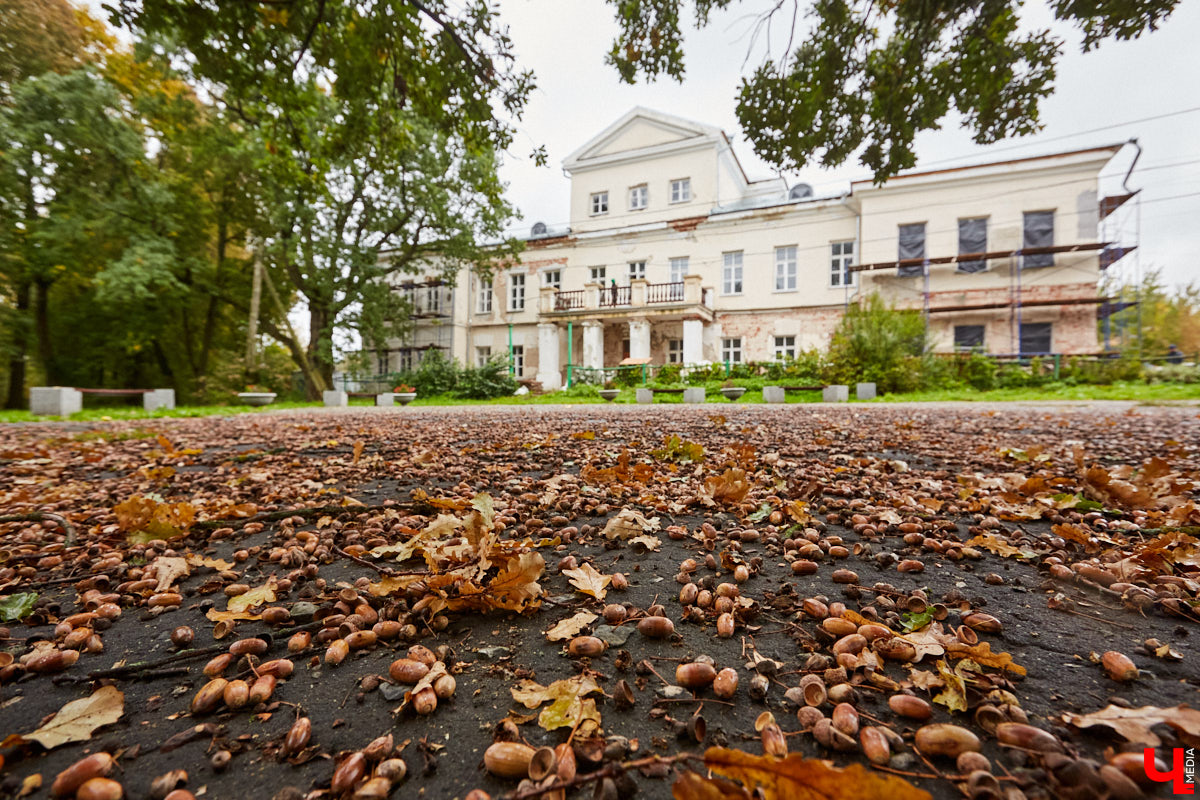 Будучи когда-то богатым, «дворцовым» пунктом, село Сима Юрьев-Польского района было пожаловано Петром I князю Михаилу Голицыну за победу над шведским генералом Левенгауптом. Сегодня симское имение князя находится в печальном состоянии, но его призван спасти тотальный ремонт. Как и почему — «Ключ-Медиа» разбирался вместе с экскурсоводом Татьяной Быковой