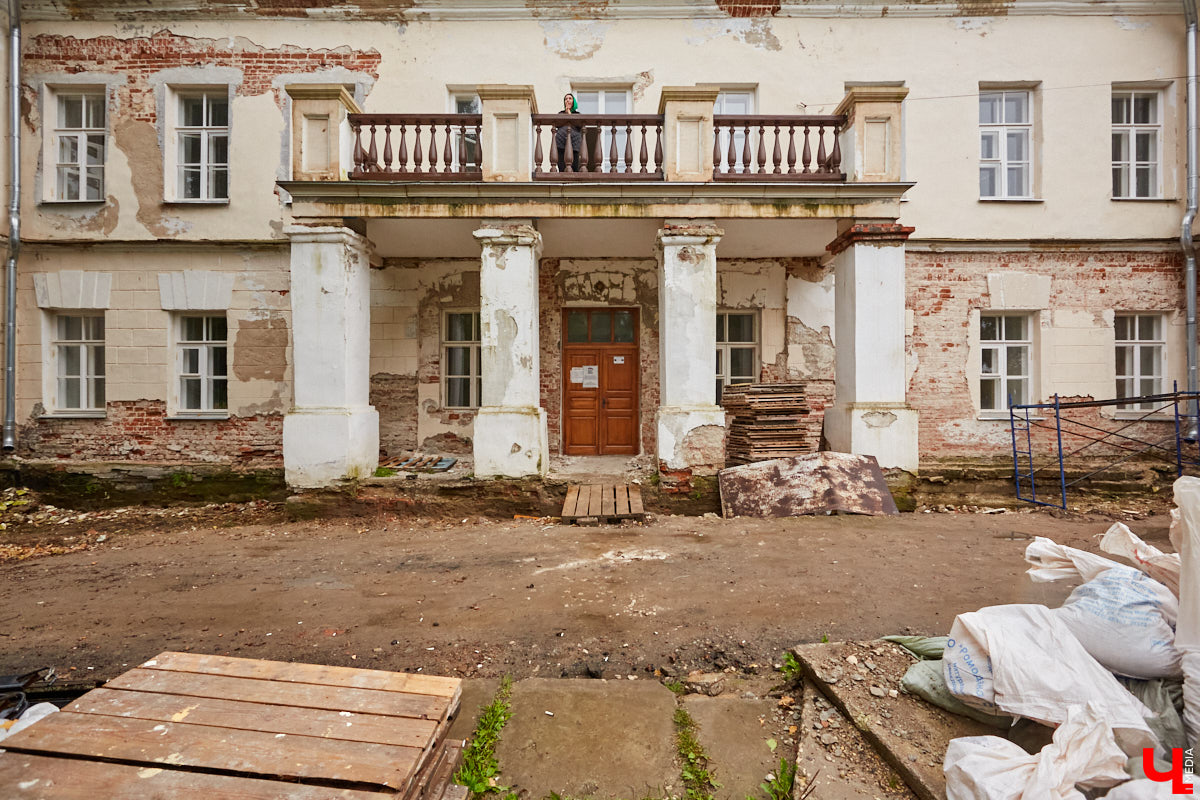 Будучи когда-то богатым, «дворцовым» пунктом, село Сима Юрьев-Польского района было пожаловано Петром I князю Михаилу Голицыну за победу над шведским генералом Левенгауптом. Сегодня симское имение князя находится в печальном состоянии, но его призван спасти тотальный ремонт. Как и почему — «Ключ-Медиа» разбирался вместе с экскурсоводом Татьяной Быковой