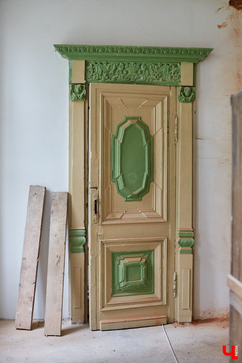 Будучи когда-то богатым, «дворцовым» пунктом, село Сима Юрьев-Польского района было пожаловано Петром I князю Михаилу Голицыну за победу над шведским генералом Левенгауптом. Сегодня симское имение князя находится в печальном состоянии, но его призван спасти тотальный ремонт. Как и почему — «Ключ-Медиа» разбирался вместе с экскурсоводом Татьяной Быковой