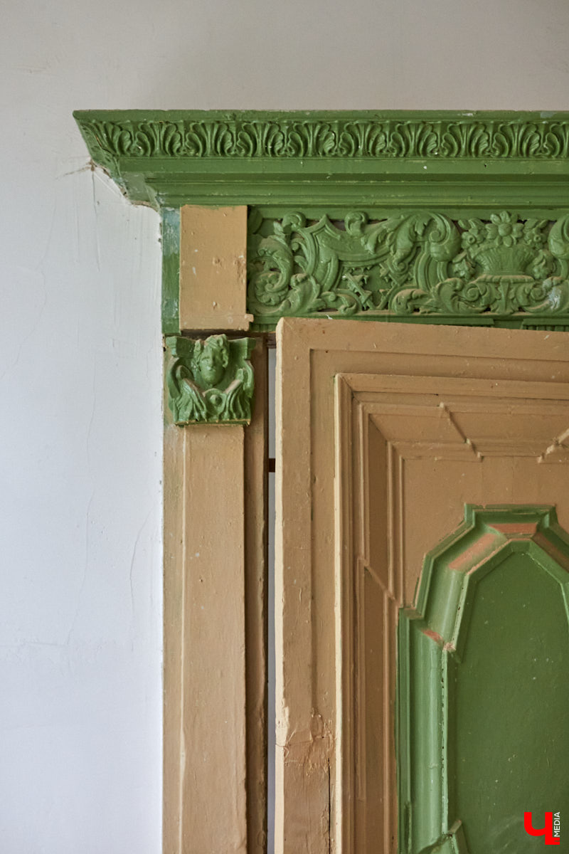 Будучи когда-то богатым, «дворцовым» пунктом, село Сима Юрьев-Польского района было пожаловано Петром I князю Михаилу Голицыну за победу над шведским генералом Левенгауптом. Сегодня симское имение князя находится в печальном состоянии, но его призван спасти тотальный ремонт. Как и почему — «Ключ-Медиа» разбирался вместе с экскурсоводом Татьяной Быковой