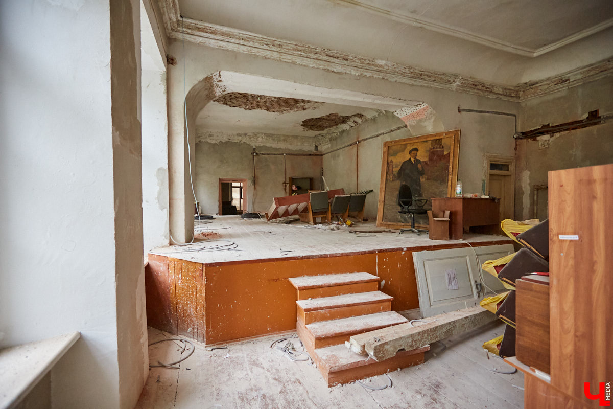 Будучи когда-то богатым, «дворцовым» пунктом, село Сима Юрьев-Польского района было пожаловано Петром I князю Михаилу Голицыну за победу над шведским генералом Левенгауптом. Сегодня симское имение князя находится в печальном состоянии, но его призван спасти тотальный ремонт. Как и почему — «Ключ-Медиа» разбирался вместе с экскурсоводом Татьяной Быковой