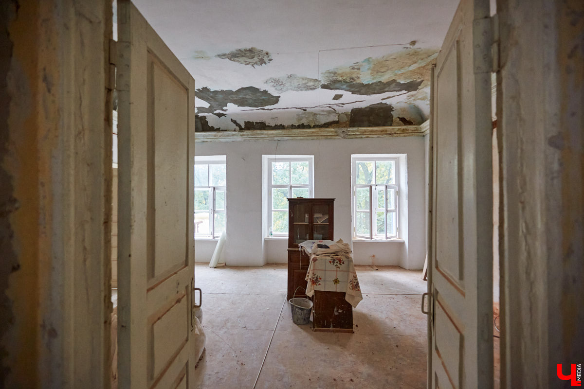 Будучи когда-то богатым, «дворцовым» пунктом, село Сима Юрьев-Польского района было пожаловано Петром I князю Михаилу Голицыну за победу над шведским генералом Левенгауптом. Сегодня симское имение князя находится в печальном состоянии, но его призван спасти тотальный ремонт. Как и почему — «Ключ-Медиа» разбирался вместе с экскурсоводом Татьяной Быковой