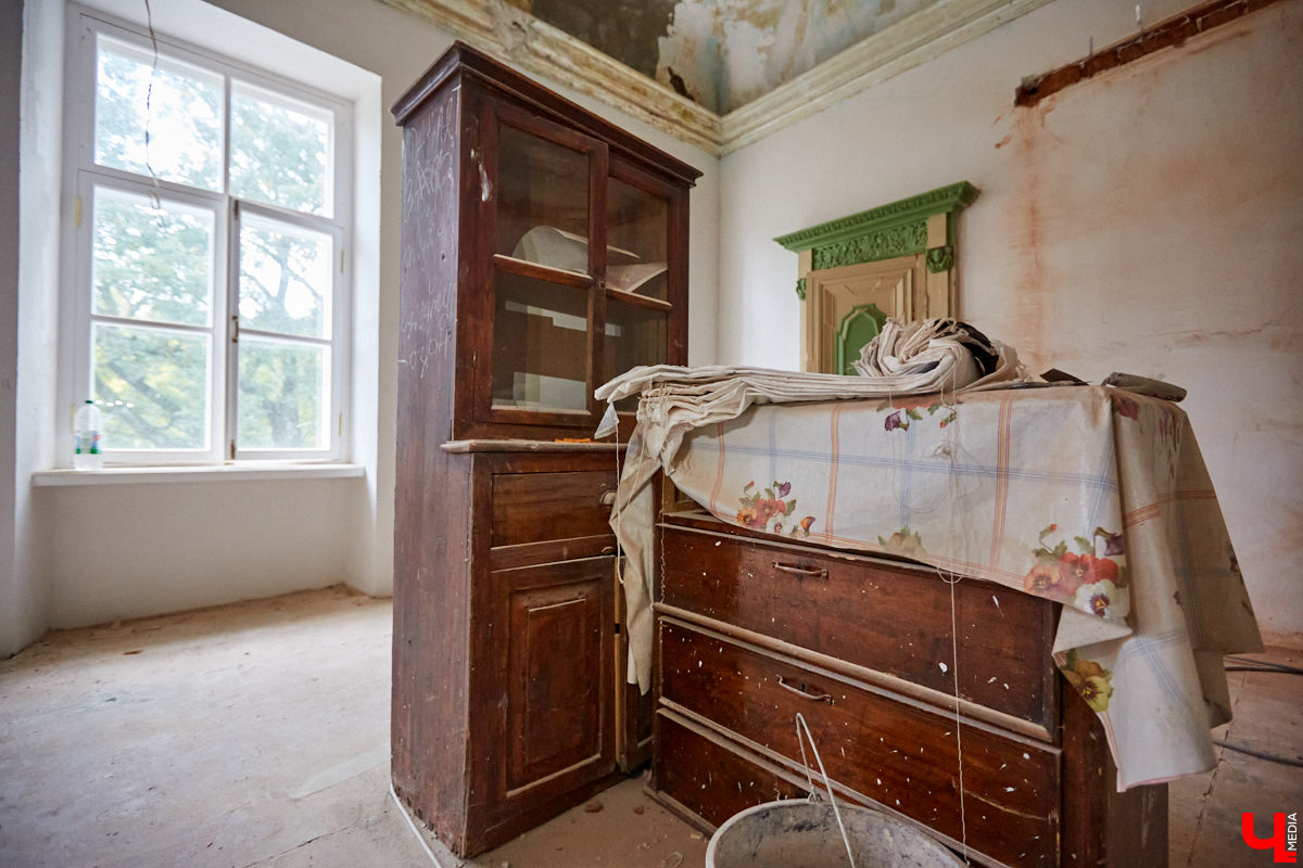 Будучи когда-то богатым, «дворцовым» пунктом, село Сима Юрьев-Польского района было пожаловано Петром I князю Михаилу Голицыну за победу над шведским генералом Левенгауптом. Сегодня симское имение князя находится в печальном состоянии, но его призван спасти тотальный ремонт. Как и почему — «Ключ-Медиа» разбирался вместе с экскурсоводом Татьяной Быковой