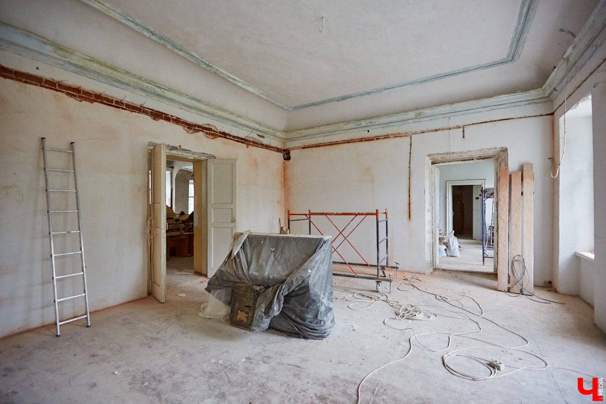 Будучи когда-то богатым, «дворцовым» пунктом, село Сима Юрьев-Польского района было пожаловано Петром I князю Михаилу Голицыну за победу над шведским генералом Левенгауптом. Сегодня симское имение князя находится в печальном состоянии, но его призван спасти тотальный ремонт. Как и почему — «Ключ-Медиа» разбирался вместе с экскурсоводом Татьяной Быковой