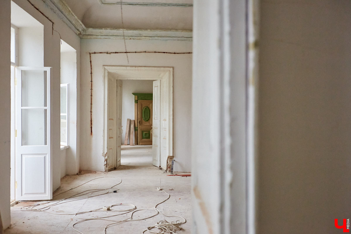 Будучи когда-то богатым, «дворцовым» пунктом, село Сима Юрьев-Польского района было пожаловано Петром I князю Михаилу Голицыну за победу над шведским генералом Левенгауптом. Сегодня симское имение князя находится в печальном состоянии, но его призван спасти тотальный ремонт. Как и почему — «Ключ-Медиа» разбирался вместе с экскурсоводом Татьяной Быковой