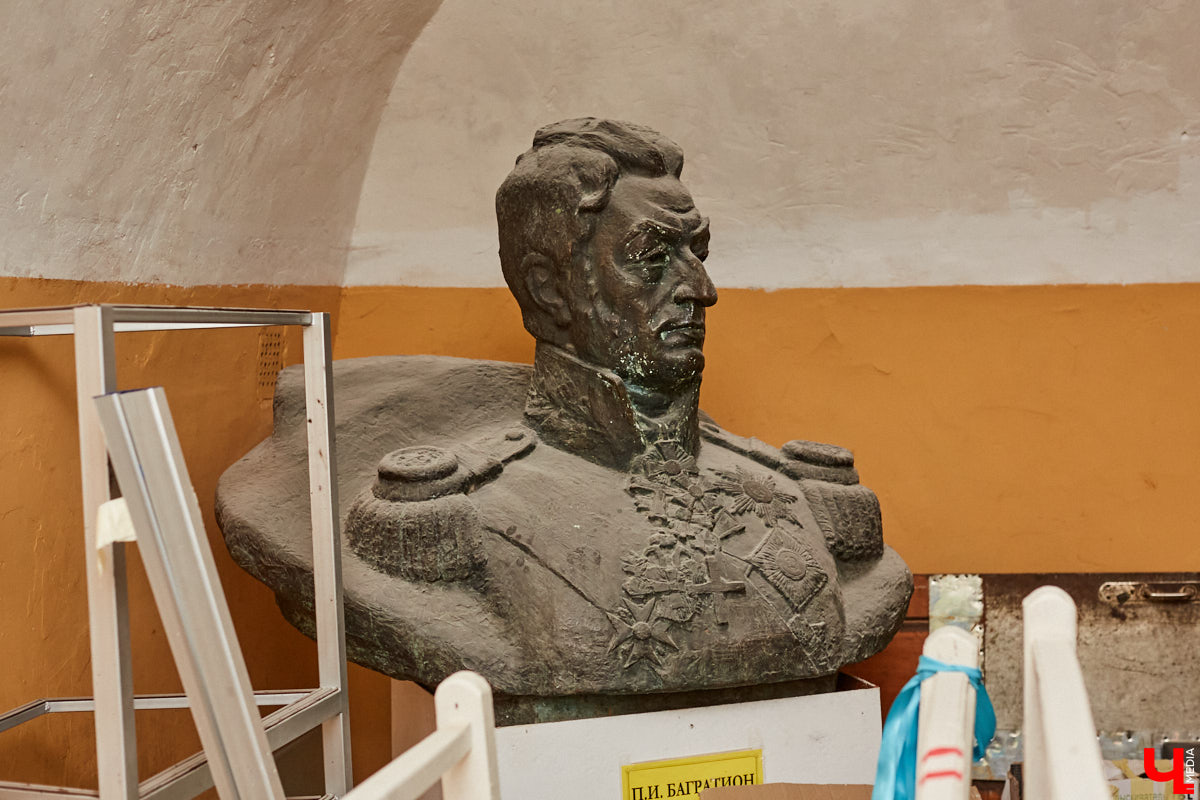 Будучи когда-то богатым, «дворцовым» пунктом, село Сима Юрьев-Польского района было пожаловано Петром I князю Михаилу Голицыну за победу над шведским генералом Левенгауптом. Сегодня симское имение князя находится в печальном состоянии, но его призван спасти тотальный ремонт. Как и почему — «Ключ-Медиа» разбирался вместе с экскурсоводом Татьяной Быковой