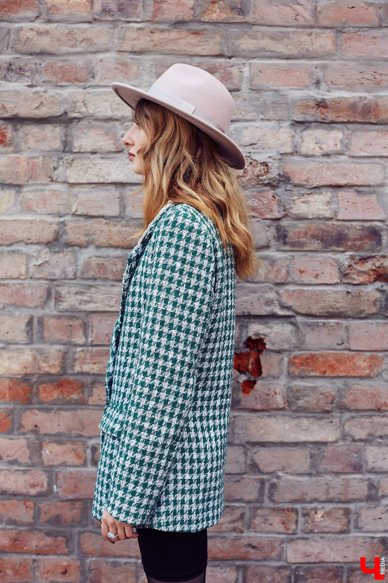 Милена Крупнова — человек настроения, реализовать которое помогает гардероб. Изучаем смелые решения и примеряем стильные лайфхаки от режиссера, фотографа, владимирской модели