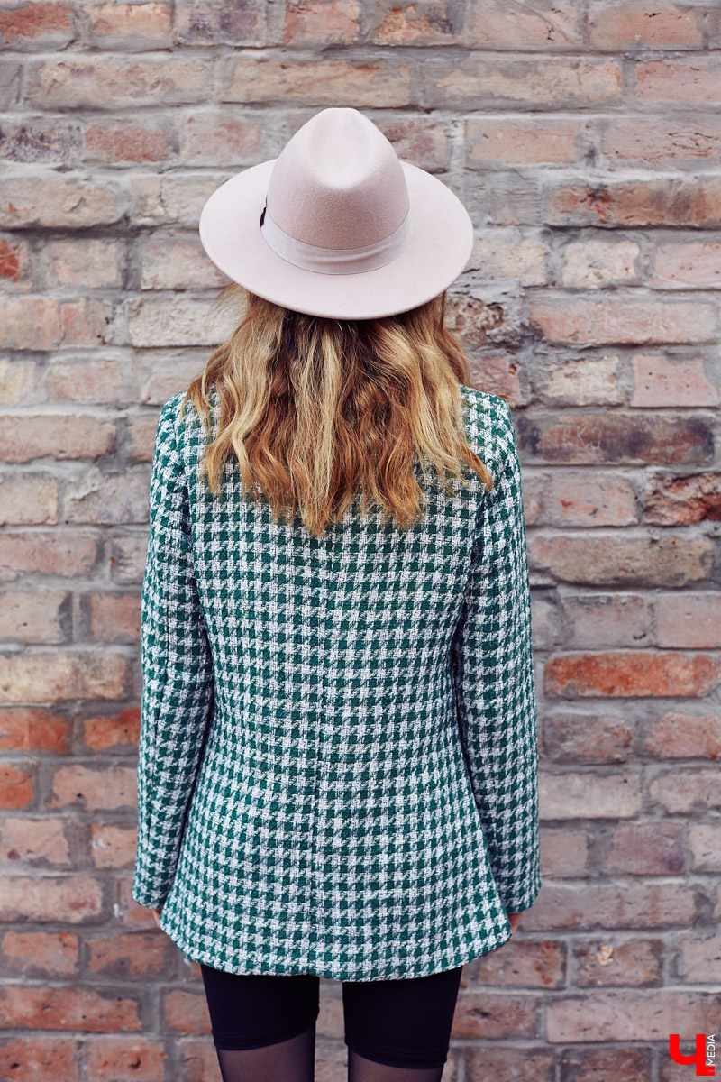 Милена Крупнова — человек настроения, реализовать которое помогает гардероб. Изучаем смелые решения и примеряем стильные лайфхаки от режиссера, фотографа, владимирской модели