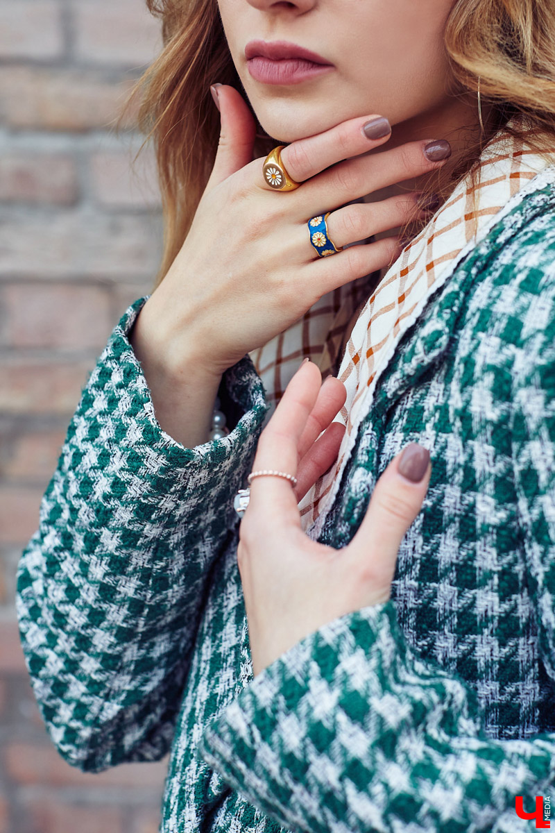 Милена Крупнова — человек настроения, реализовать которое помогает гардероб. Изучаем смелые решения и примеряем стильные лайфхаки от режиссера, фотографа, владимирской модели