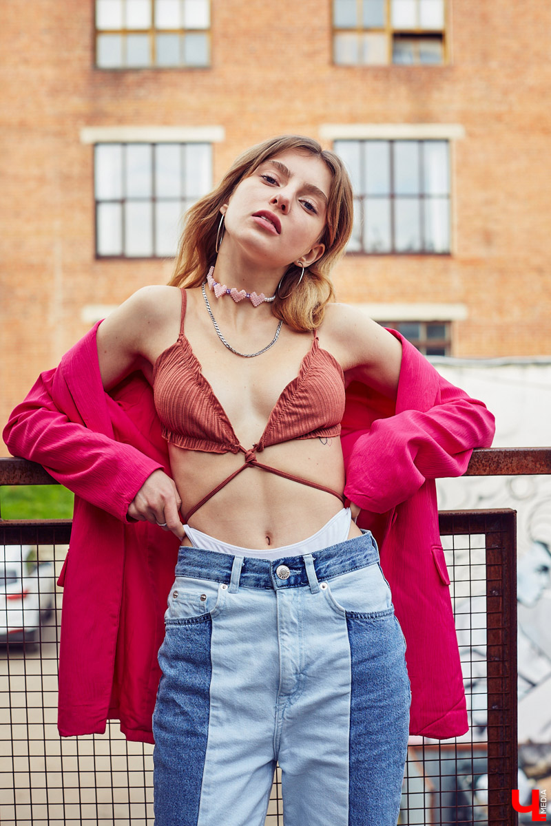 Милена Крупнова — человек настроения, реализовать которое помогает гардероб. Изучаем смелые решения и примеряем стильные лайфхаки от режиссера, фотографа, владимирской модели